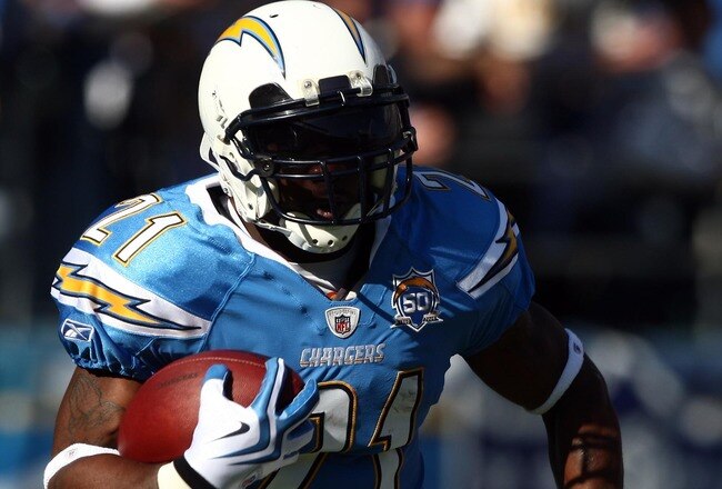 SAN DIEGO, CA - NOVEMBER 29:  Runningback LaDainian Tomlinson #21 of the San Diego Chargers runs the ball against the Kansas City Chiefs during the NFL game on November 29, 2009 at Qualcomm Stadium in San Diego, California.  (Photo by Donald Miralle/Getty Images)