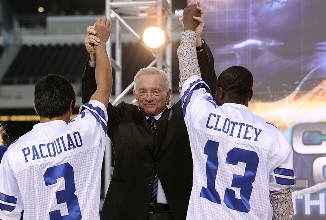 ARLINGTON, TX - JANUARY 19:  Boxers Manny Pacquiao (L) and Joshua Clottey (R) pose for photos with Jerry Jones, owner of the Dallas Cowboys, at Cowboys Stadium on January 19, 2010 in Arlington, Texas.  (Photo by Ronald Martinez/Getty Images)