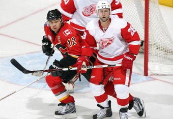 CALGARY, CANADA - OCTOBER 31: Brian Rafalski #28 of the Detroit Red Wings defends the low slot area as Jarome Iginla #12 of the Calgary Flames by during their game on October 31, 2009 at the Pengrowth Saddledome in Calgary, Alberta, Canada. The Red Wings defeated the Flames 3-1. (Photo by Dale MacMillan/Getty Images)