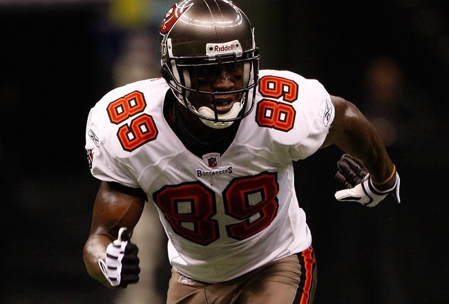 NEW ORLEANS - DECEMBER 27:  Antonio Bryant #89 of the Tampa Bay Buccaneers takes off during the game against the New Orleans Saints at the Louisiana Superdome on December 27, 2009 in New Orleans, Louisiana.  (Photo by Chris Graythen/Getty Images)