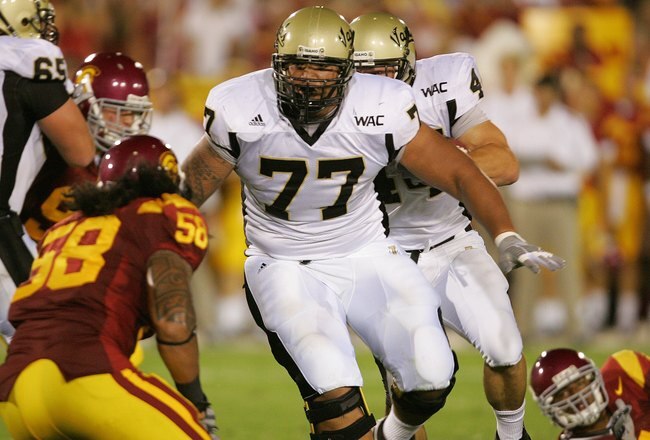 LOS ANGELES - SEPTEMBER 1:  Idaho guard Mike Iupati #77 leads block against USC at the Los Angeles Memorial Coliseum on September 1, 2007 in Los Angeles, California. The Vandals were defeated by the top-ranked Trojans won 38-10. (Photo by Kevin Terrell/Getty Images)