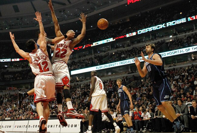 CHICAGO - MARCH 09: Deron Williams #8 of the Utah Jazz passes the ball to teammate Mehmet Okur #13 between Kirk Hinrich #12 and Taj Gibson #22 of the Chicago Bulls at the United Center on March 9, 2010 in Chicago, Illinois. NOTE TO USER: User expressly acknowledges and agrees that, by downloading and/or using this Photograph, User is consenting to the terms and conditions of the Getty Images License Agreement. (Photo by Jonathan Daniel/Getty Images)