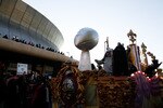 NEW ORLEANS - FEBRUARY 09: New Orleans Saints fans cheer on as their team passes in front of the Louisiana Superdome while parading though the city after winning the Super Bowl XLIV on February 9, 2010 in New Orleans, Louisiana. (Photo by Sean Gardner/Getty Images)