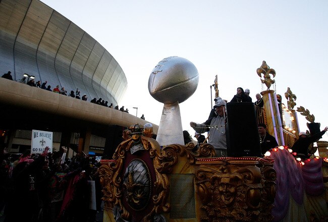 NEW ORLEANS - FEBRUARY 09: New Orleans Saints fans cheer on as their team passes in front of the Louisiana Superdome while parading though the city after winning the Super Bowl XLIV on February 9, 2010 in New Orleans, Louisiana. (Photo by Sean Gardner/Getty Images)