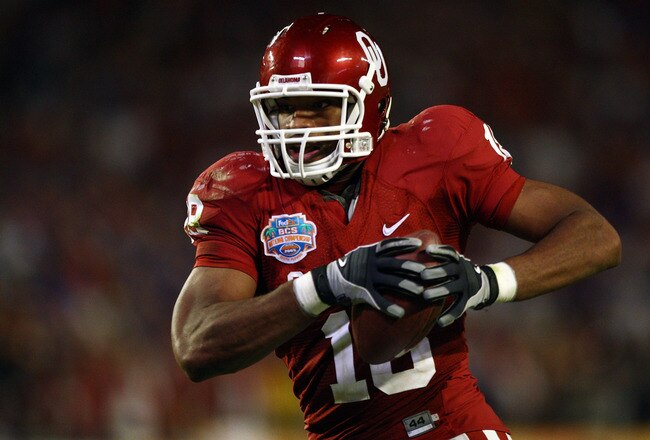 MIAMI - JANUARY 08:  Jermaine Gresham #18 of the Oklahoma Sooners runs with the ball for a touch down against the Florida Gators during the FedEx BCS National Championship Game at Dolphin Stadium on January 8, 2009 in Miami, Florida.  (Photo by Donald Miralle/Getty Images)