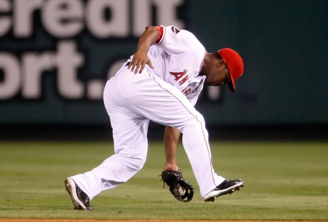 ANAHEIM, CA - SEPTEMBER 29:  Howie Kendrick #47 of the Los Angeles Angels of Anaheim fields a ground ball by Ivan Rodriguez of the Texas Rangers in the seventh inning at Angel Stadium on September 29, 2009 in Anaheim, California. The Angels defeated the Rangers 5-2.  (Photo by Jeff Gross/Getty Images)