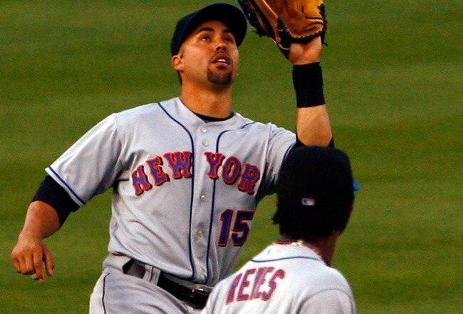 LOS ANGELES, CA - MAY 19:  Center fielder Carlos Beltran #15 of the New York Mets fields a pop fly by Russell Martin of the Los Angeles Dodgers to end the first inning as Jose Reyes #7 looks on at Dodger Stadium on May 19, 2009 in Los Angeles, California.  (Photo by Jeff Gross/Getty Images)