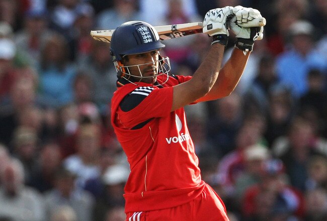 LONDON, ENGLAND - SEPTEMBER 04: Ravi Bopara of England hits out during the 1st NatWest One Day International between England and Australia at The Brit Oval on September 4, 2009 in London, England.  (Photo by Hamish Blair/Getty Images)