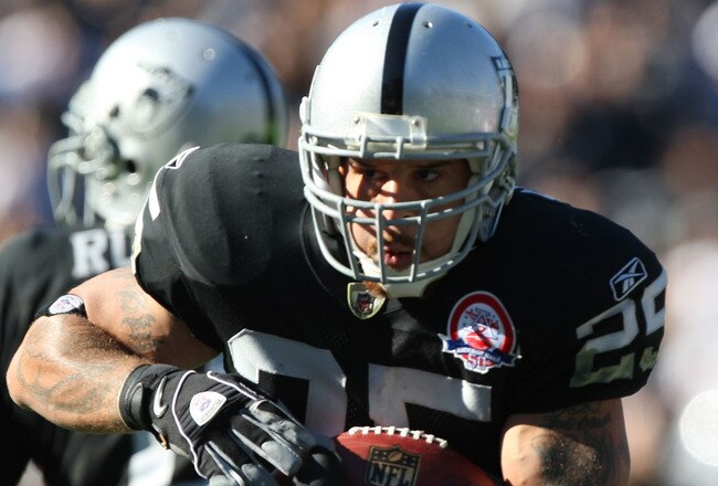 OAKLAND, CA - NOVEMBER 15:  Justin Fargas #25 of the Oakland Raiders runs against the Kansas City Chiefs during an NFL game at Oakland-Alameda County Coliseum on November 15, 2009 in Oakland, California.  (Photo by Jed Jacobsohn/Getty Images)