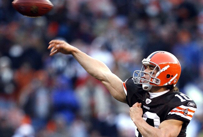 CLEVELAND - DECEMBER 06:  Brady Quinn #10 of the Cleveland Browns throws a pass against the San Diego Chargers at Cleveland Browns Stadium on December 6, 2009 in Cleveland, Ohio.  (Photo by Matt Sullivan/Getty Images)