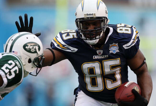 SAN DIEGO - JANUARY 17:  Tight end Antonio Gates #85 of the San Diego Chargers runs with the ball after making a catch against the New York Jets in the second quarter of the AFC Divisional Playoff Game at Qualcomm Stadium on January 17, 2010 in San Diego, California.  (Photo by Donald Miralle/Getty Images)