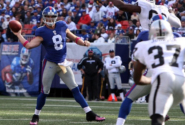 EAST RUTHERFORD, NJ - OCTOBER 11:  David Carr #8 of the New York Giants throws a pass against the Oakland Raiders on October 11, 2009 at Giants Stadium in East Rutherford, New Jersey.  (Photo by Jim McIsaac/Getty Images)