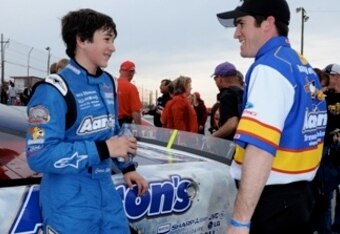 Chaseelliottwithcrew_crop_340x234