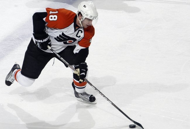 BUFFALO, NY - MARCH 5:  Mike Richards #18 of the Philadelphia Flyers skates with the puck during the game against the Buffalo Sabres at HSBC Arena on March 5, 2010 in Buffalo, New York. (Photo by Rick Stewart/Getty Images)