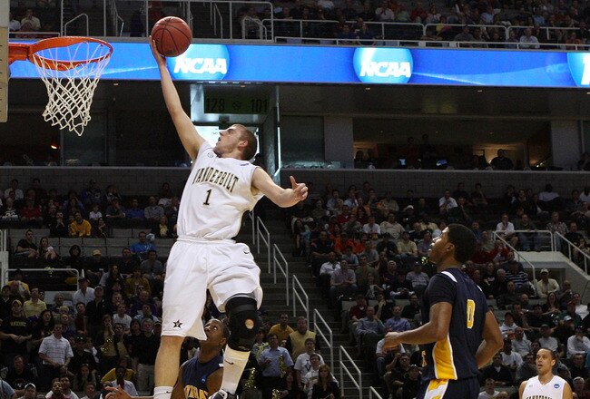 SAN JOSE, CA - MARCH 18:  Guard Brad Tinsley #1 of the Vanderbilt Commodores goes up for a shot against the Murray State Racers during the first round of the 2010 NCAA men�s basketball tournament at HP Pavilion on March 18, 2010 in San Jose, California.  (Photo by Jed Jacobsohn/Getty Images)