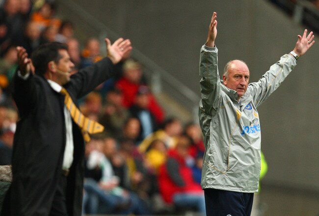 HULL, ENGLAND - OCTOBER 24:  Portsmouth Manager Paul Hart and Hull City Manager Phil Brown (L) gesture during the Barclays Premier League match between Hull City and Portsmouth at KC Stadium on October 24, 2009 in Hull, England.  (Photo by Richard Heathcote/Getty Images)