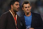 CAPE TOWN, SOUTH AFRICA - APRIL 18:  Kings XI Punjab captain Youvraj Singh and Deccan Chargers captain Adam Gilchrist have a chat during the IPL T20 match between Rajasthan Royals and Royal Challengers Bangalore at Newlands Cricket Ground on April 18, 2009 in Cape Town, South Africa.  (Photo by Tom Shaw/Getty Images)