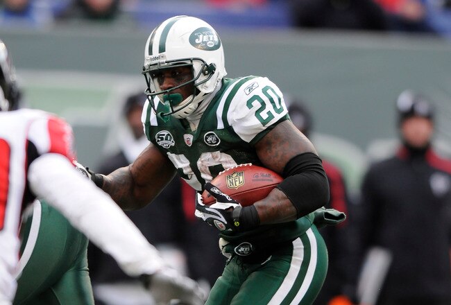 EAST RUTHERFORD, NJ - DECEMBER 20: Thomas Jones #20 of the New York Jets carries the ball during an NFL game against the Atlanta Falcons at Giants Stadium on December 20, 2009 in East Rutherford, New Jersey. (Photo by Jim Luzzi/Getty Images)