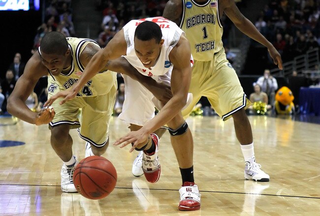 MILWAUKEE - MARCH 21:  Derrick Favors #14 of the Georgia Tech Yellow Jackets and Evan Turner #21 of the Ohio State Buckeyes go after a loose ball in the second half during the second round of the 2010 NCAA men's basketball tournament at the Bradley Center on March 21, 2010 in Milwaukee, Wisconsin.  (Photo by Jonathan Daniel/Getty Images)