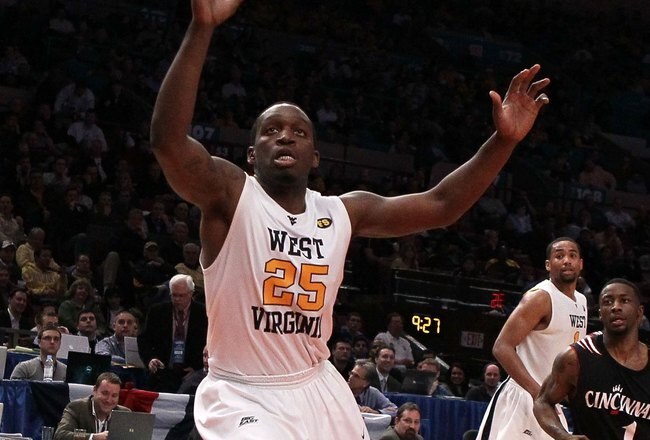 NEW YORK - MARCH 11: Darryl Bryant #25 of the West Virginia Mountaineers goes for a loose ball against the Cincinnati Bearcats during the quarterfinal of the 2010 NCAA Big East Tournament at Madison Square Garden on March 11, 2010 in New York City.  (Photo by Jim McIsaac/Getty Images)