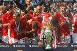 MANCHESTER, ENGLAND - MAY 16:  Manchester United celebrate winning the Barclays Premier League trophy after the Barclays Premier League match between Manchester United and Arsenal at Old Trafford on May 16, 2009 in Manchester, England.  (Photo by Alex Livesey/Getty Images)
