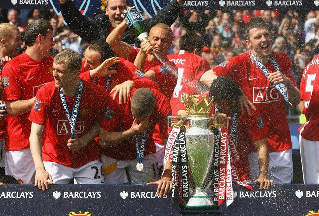 MANCHESTER, ENGLAND - MAY 16:  Manchester United celebrate winning the Barclays Premier League trophy after the Barclays Premier League match between Manchester United and Arsenal at Old Trafford on May 16, 2009 in Manchester, England.  (Photo by Alex Livesey/Getty Images)