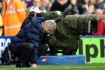 BIRMINGHAM, ENGLAND - MARCH 27:  Arsene Wenger of Arsenal shows his dissapointment during the Barclays Premier League match between Birmingham City and Arsenal at St. Andrews Stadium on March 27, 2010 in Birmingham, England.  (Photo by Laurence Griffiths/Getty Images)