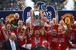 200904manchesterunitedtrophy_crop_150x100