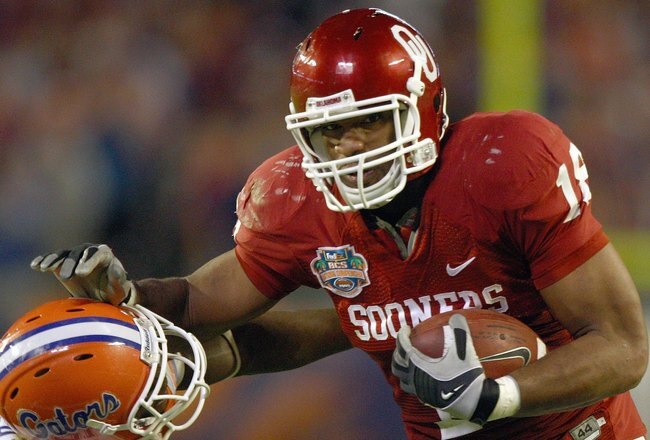 MIAMI - JANUARY 08:  Jermaine Gresham #18 of the Oklahoma Sooners carries the ball against Major Wright #21 of the Florida Gators during the FedEx BCS National Championship Game at Dolphin Stadium on January 8, 2009 in Miami, Florida.  (Photo by Donald Miralle/Getty Images)