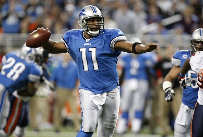 DETROIT - JANUARY 03:  Daunte Culpepper #11 of the Detroit Lions throws a fourth quarter pass while playing the Chicago Bears on January 3, 2010 at Ford Field in Detroit, Michigan. Chicago won the game 23-37.  (Photo by Gregory Shamus/Getty Images)