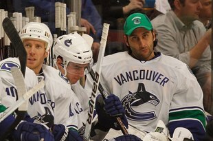 CHICAGO - MARCH 05: Roberto Luongo #1 of the Vancouver Canucks (R) sits on the bench after being pulled from a game against the Chicago Blackhawks after the first period at the United Center on March 5, 2010 in Chicago, Illinois. The Blackhawks defeated the Canucks 6-3. (Photo by Jonathan Daniel/Getty Images)