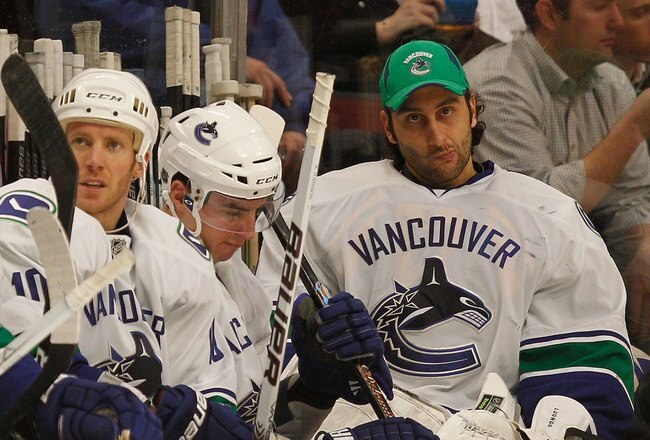 CHICAGO - MARCH 05: Roberto Luongo #1 of the Vancouver Canucks (R) sits on the bench after being pulled from a game against the Chicago Blackhawks after the first period at the United Center on March 5, 2010 in Chicago, Illinois. The Blackhawks defeated the Canucks 6-3. (Photo by Jonathan Daniel/Getty Images)