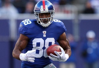 EAST RUTHERFORD, NJ - NOVEMBER 22:  Hakeem Nicks #88 of the New York Giants runs the ball after a catch late in the first half against the Atlanta Falcons on November 22, 2009 at Giants Stadium in East Rutherford, New Jersey.  (Photo by Jim McIsaac/Getty Images)