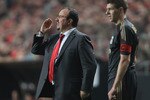 LISBON, PORTUGAL - APRIL 01:  Manager Rafael Benitez (L) of Liverpool issues instructions as Steven Gerrard looks on during the UEFA Europa League, first leg quarter final match between Benfica and Liverpool at the Estadio de Luz Stadium on April 1, 2010 in Lisbon, Portugal.  (Photo by Ian Walton/Getty Images)