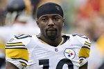 KANSAS CITY, MO - NOVEMBER 22:  Wide receiver Santonio Holmes #10 of the Pittsburgh Steelers warming up before a game against the Kansas City Chiefs at Arrowhead Stadium on November 22, 2009 in Kansas City, Missouri.  The Chiefs defeated the Steelers 27-24.  (Photo by Wesley Hitt/Getty Images)