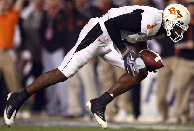SAN DIEGO, CA - DECEMBER 30:   Wide Receiver Dez Bryant  #1 of the Oklahoma State University Cowboys catches the ball and runs in for a touchdown against the University of Oregon Ducks during the Pacific Life Holiday Bowl at Qualcomm Stadium on December 30, 2008 in San Diego, California. (Photo by Donald Miralle/Getty Images)