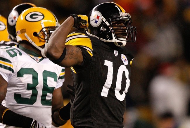 PITTSBURGH - DECEMBER 20: Santonio Holmes #10 of the Pittsburgh Steelers celebrates after scoring a touchdown against the Green Bay Packers during the game on December 20, 2009 at Heinz Field in Pittsburgh, Pennsylvania. (Photo by Jared Wickerham/Getty Images)