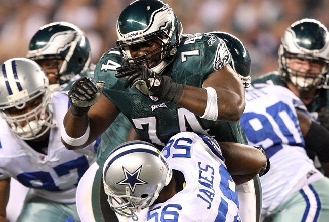 PHILADELPHIA - NOVEMBER 08:  Offensive tackle Winston Justice #74 of the Philadelphia Eagles blocks Bradie James #56 of the Dallas Cowboys at Lincoln Financial Field on November 8, 2009 in Philadelphia, Pennsylvania.  (Photo by Al Bello/Getty Images)