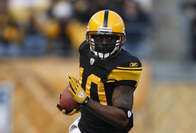 PITTSBURGH - DECEMBER 27:  Santonio Holmes #10 of the Pittsburgh Steelers carries the ball during the game against the Baltimore Ravens on December 27, 2009 at Heinz Field in Pittsburgh, Pennsylvania. (Photo by Gregory Shamus/Getty Images)