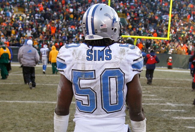 GREEN BAY, WI - DECEMBER 28: Ernie Sims #50 of the Detroit Lions leaves the field after a loss to the Green Bay Packers on December 28, 2008 at Lambeau Field in Green Bay, Wisconsin. The Packers defeated the Lions 31-21. (Photo by Jonathan Daniel/Getty Images)