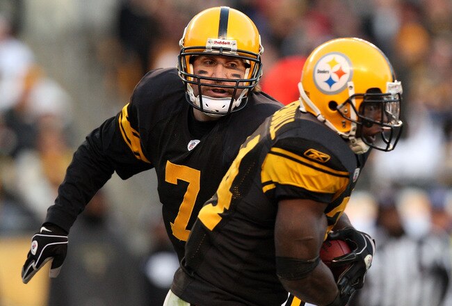 PITTSBURGH - DECEMBER 27:  Ben Roethlisberger #7 hands off to Rashard Mendenhall #34 of the Pittsburgh Steelers during the game against the Baltimore Ravens at Heinz Field on December 27, 2009 in Pittsburgh, Pennsylvania.  Pittsburgh won the game, 23-20. (Photo by Karl Walter/Getty Images)
