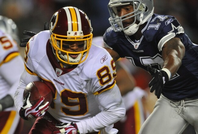 LANDOVER, MD - DECEMBER 21: Wide receiver Santana Moss #89 of the Washington Redskins runs with the ball after a catch against the Dallas Cowboys at FedEx Field on December 27, 2009 in Landover, Maryland. (Photo by Larry French/Getty Images)