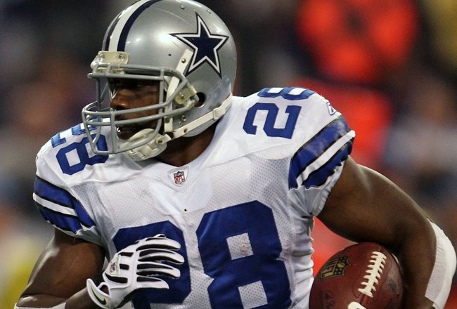MINNEAPOLIS - JANUARY 17:  Felix Jones #28 of the Dallas Cowboys runs the ball against the Minnesota Vikings during the NFC Divisional Playoff Game at Hubert H. Humphrey Metrodome on January 17, 2010 in Minneapolis, Minnesota. The Vikings defeated the Cowboys 34-3. (Photo by Chris McGrath/Getty Images)