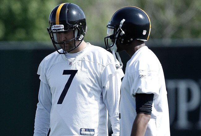 PITTSBURGH - APRIL 19:  Ben Roethlisberger #7 and Dennis Dixon #2 of the Pittsburgh Steelers practice on April 19, 2010 at the Pittsburgh Steelers South Side training facility in Pittsburgh, Pennsylvania.  (Photo by Jared Wickerham/Getty Images)