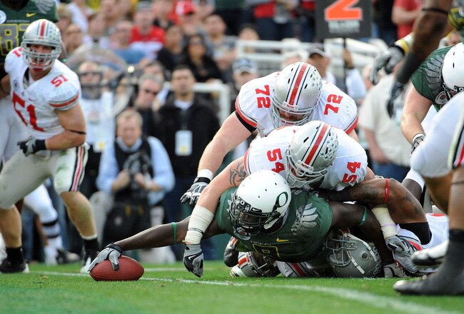 PASADENA, CA - JANUARY 01:  Running back LeGarrette Blount #9 of the Oregon Ducks scores a touchdown against the Ohio State Buckeyes at the 96th Rose Bowl game on January 1, 2010 in Pasadena, California.  (Photo by Harry How/Getty Images)