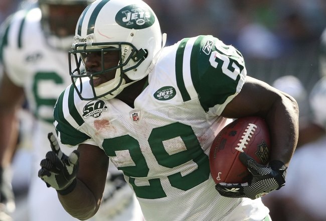 EAST RUTHERFORD, NJ - SEPTEMBER 20:  Leon Washington #29 of the New York Jets rushes against the New England Patriots at Giants Stadium on September 20, 2009 in East Rutherford, New Jersey.  (Photo by Nick Laham/Getty Images)