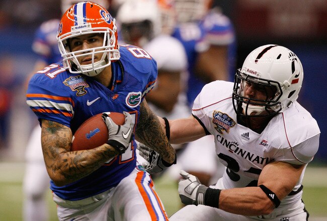 NEW ORLEANS - JANUARY 01: Aaron Hernandez #81 of the Florida Gators avoids a tackle by J.K. Schaffer #37 of the Cincinnati Bearcats during the Allstate Sugar Bowl at the Louisana Superdome on January 1, 2010 in New Orleans, Louisiana.  (Photo by Matthew Stockman/Getty Images)