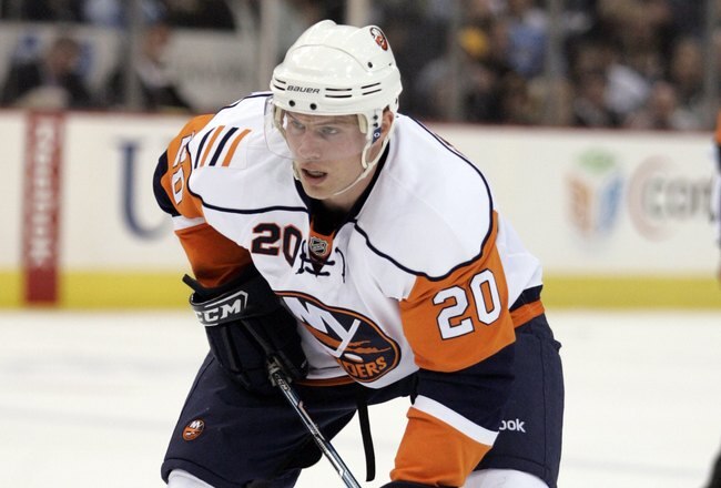 PITTSBURGH, PA - APRIL 08:  Sean Bergenheim #20 of the New York Islanders prepares for a face-off against the Pittsburgh Penguins at Mellon Arena on April 8, 2010 in Pittsburgh, Pennsylvania.  The Penguins defeated the Islanders 7-3.  (Photo by Justin K. Aller/Getty Images)