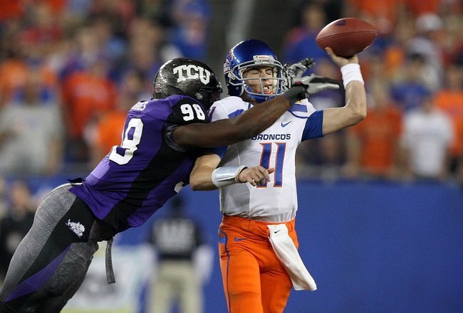 GLENDALE, AZ - JANUARY 04:  Quarterback Kellen Moore #11 of the Boise State Broncos passes the ball in the second half as Jerry Hughes #98 of the TCU Horned Frogs rushes in during the Tostitos Fiesta Bowl at the Universtity of Phoenix Stadium on January 4, 2010 in Glendale, Arizona.  (Photo by Jed Jacobsohn/Getty Images)
