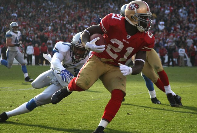 SAN FRANCISCO - DECEMBER 27: Frank Gore #21 of the San Francisco 49ers runs against the Detroit Lions during an NFL game at Candlestick Park on December 27, 2009 in San Francisco, California.  (Photo by Jed Jacobsohn/Getty Images)
